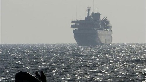 إنقاذ 8 صيادين يمنيين بعد غرق سفينتهم في خليج عدن 
