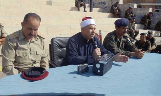 الصورة لمحاضر مصري في معسكر الأمن المركزي بصنعاء