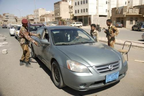 جنود من الفرقة الأولى مدرع في نقطة تفتيش بصنعاء يوم أمس الخميس (