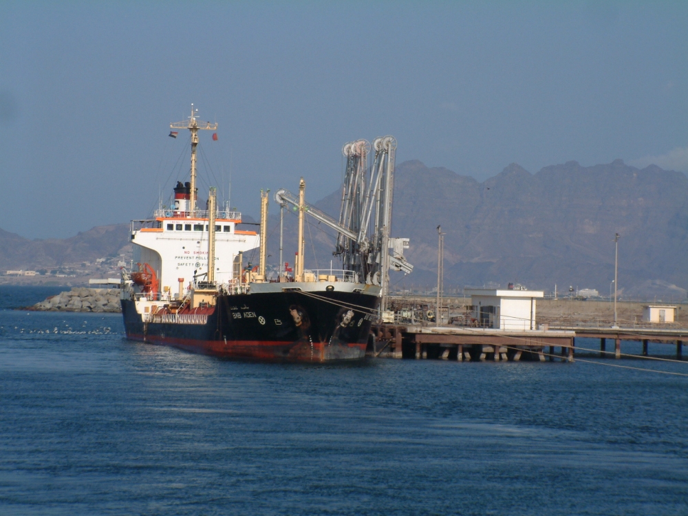 سفينة إسعافية تحمل 7 الف طن ديزل للكهرباء تصل ميناء عدن