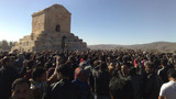 إيرانيون يطوفون حول قبر قورش كالطواف حول الكعبة (صور+ فيديو)