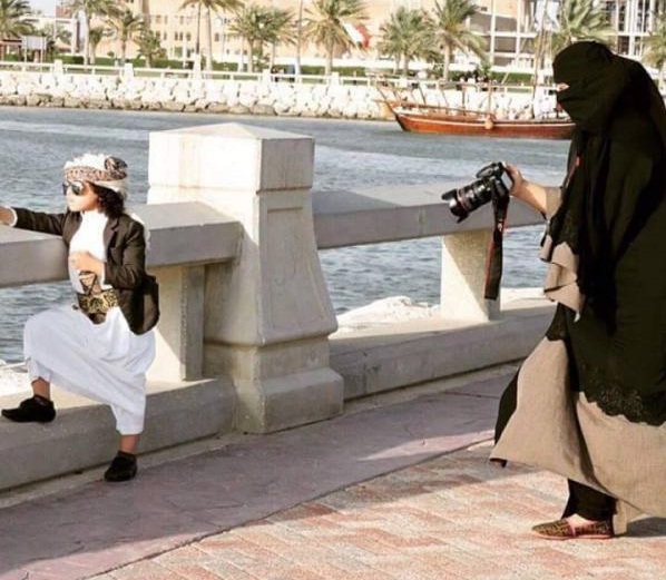 شاهد بالصورة.. طفل يمني يثير إعجاب السعوديات