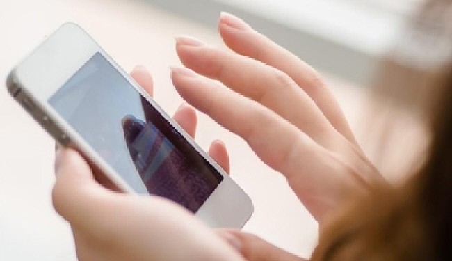 دراسة تكشف إصابة الشباب بالذعر عند منعهم من الهواتف الذكية