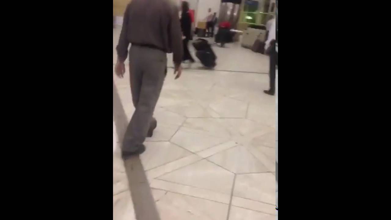 فيديو لفتاة عربية في وضع «مخل» وسط مطار الرياض