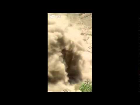 انهيار جبل في اليمن أثناء مرور سيارات وأغنام (فيديو)