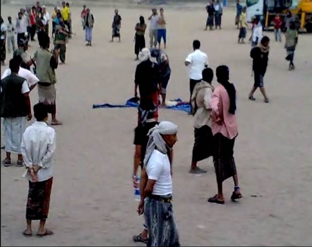 عناصر من القاعدة أثناء تنفيذهم لحكم الإعدام بحق المواطن حسين الس