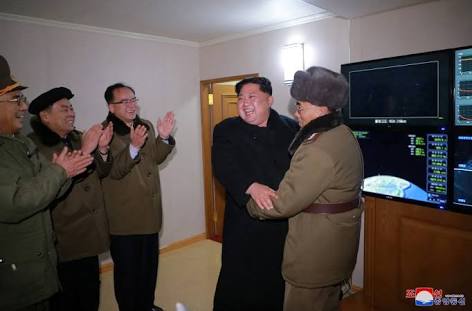 كوريا الشمالية تنشر للعلن صور وفيديو عملية إطلاق صاروخها الجديد العابر للقارات
