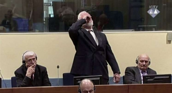 قائد قوات كروات البوسنة الاسبق يتجرع السمّ على الهواء مباشرة أثناء النطق بالحكم (فيديو)