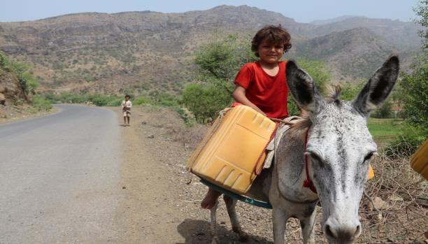 نقل المياه.. مهمة صعبة للنساء والأطفال في اليمن