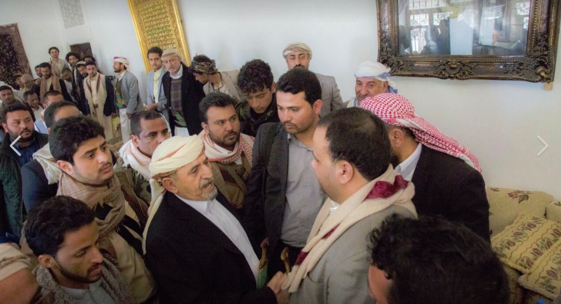 رئيس الحوثيين في ضيافة الشيخ صادق الأحمر في ذكرى رحيل والده رئيس الإصلاح