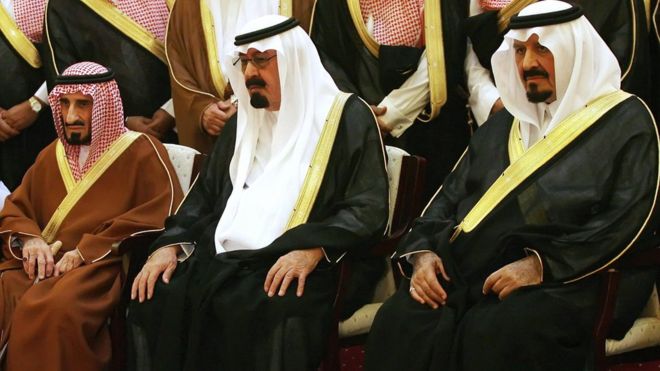 الأمير بندر (أقصى اليسار) والملك عبدالله (وسط) وولي العهد سلطان 