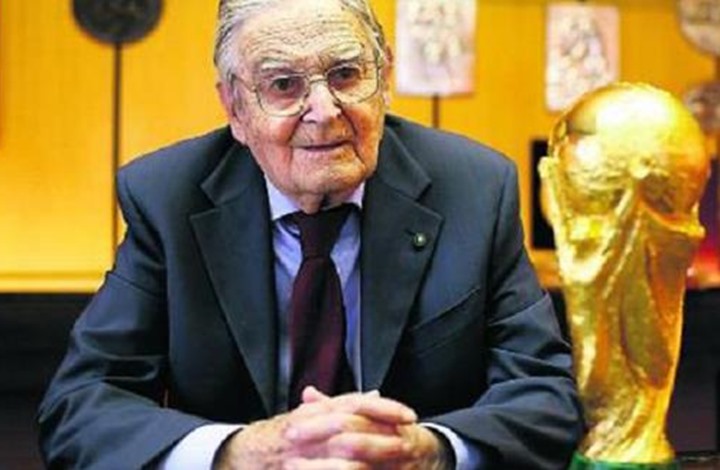 وفاة مصمم مجسم كأس العالم عن عمر يناهز 95 سنة