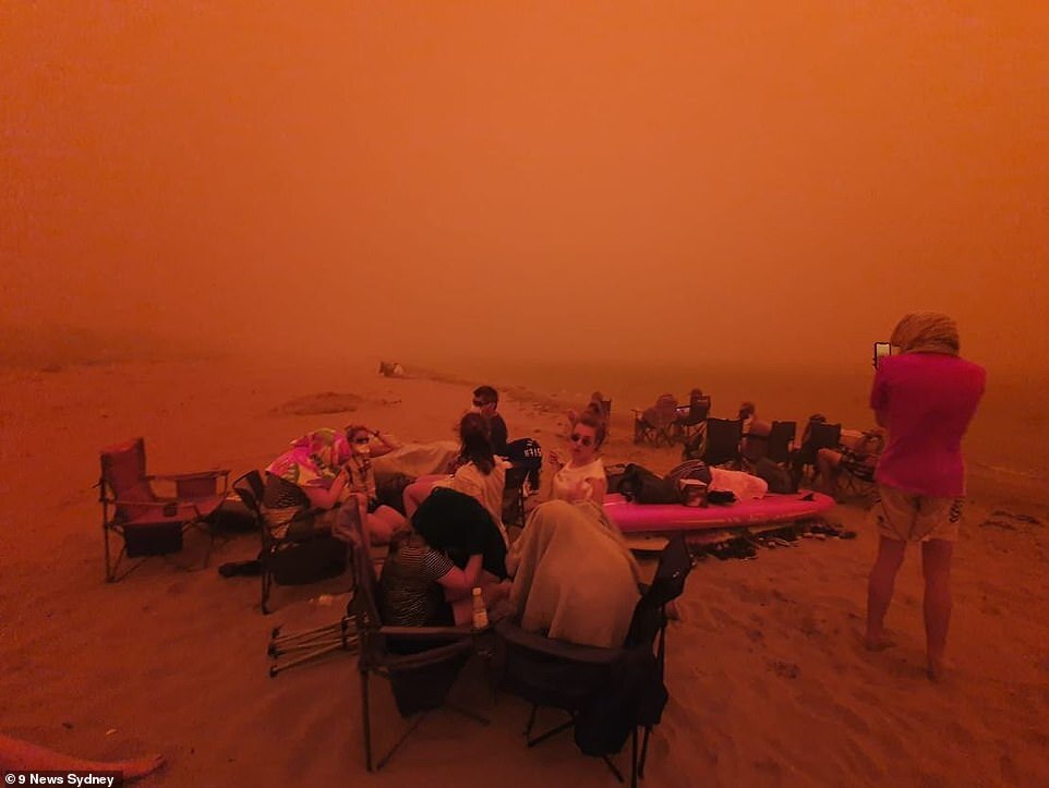 جمر متساقط من السماء وحرائق تتسبب بكارثة وتطارد السكان إلى الشواطئ في أستراليا 