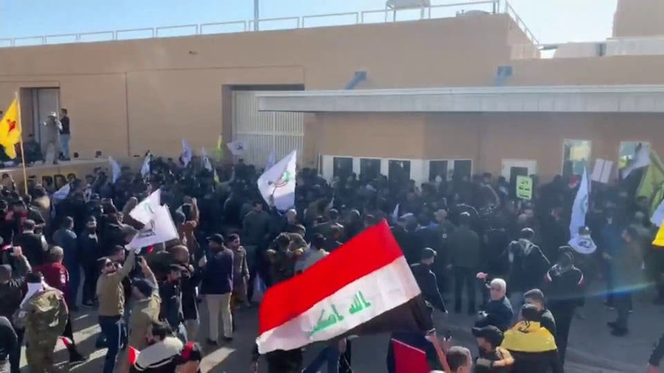 متظاهرون يحاولون اقتحام السفارة الأمريكية ببغداد (صور) 